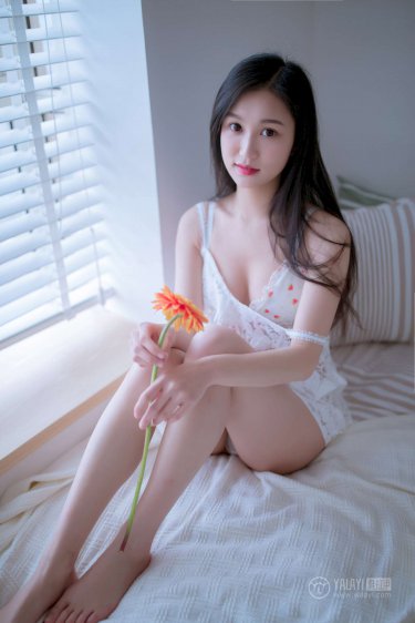 军人边走边吮她的花蒂a v